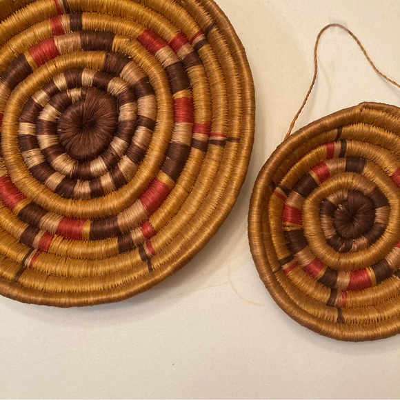 Set of 2 Hopi Coiled Woven Grass Basket Trays 13” & 9” Boho Wall Hanging - Picture 7 of 9